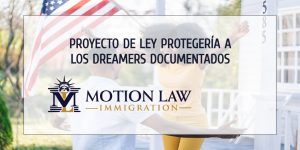 Proyecto de ley de defensa es la puerta para Dreamers documentados